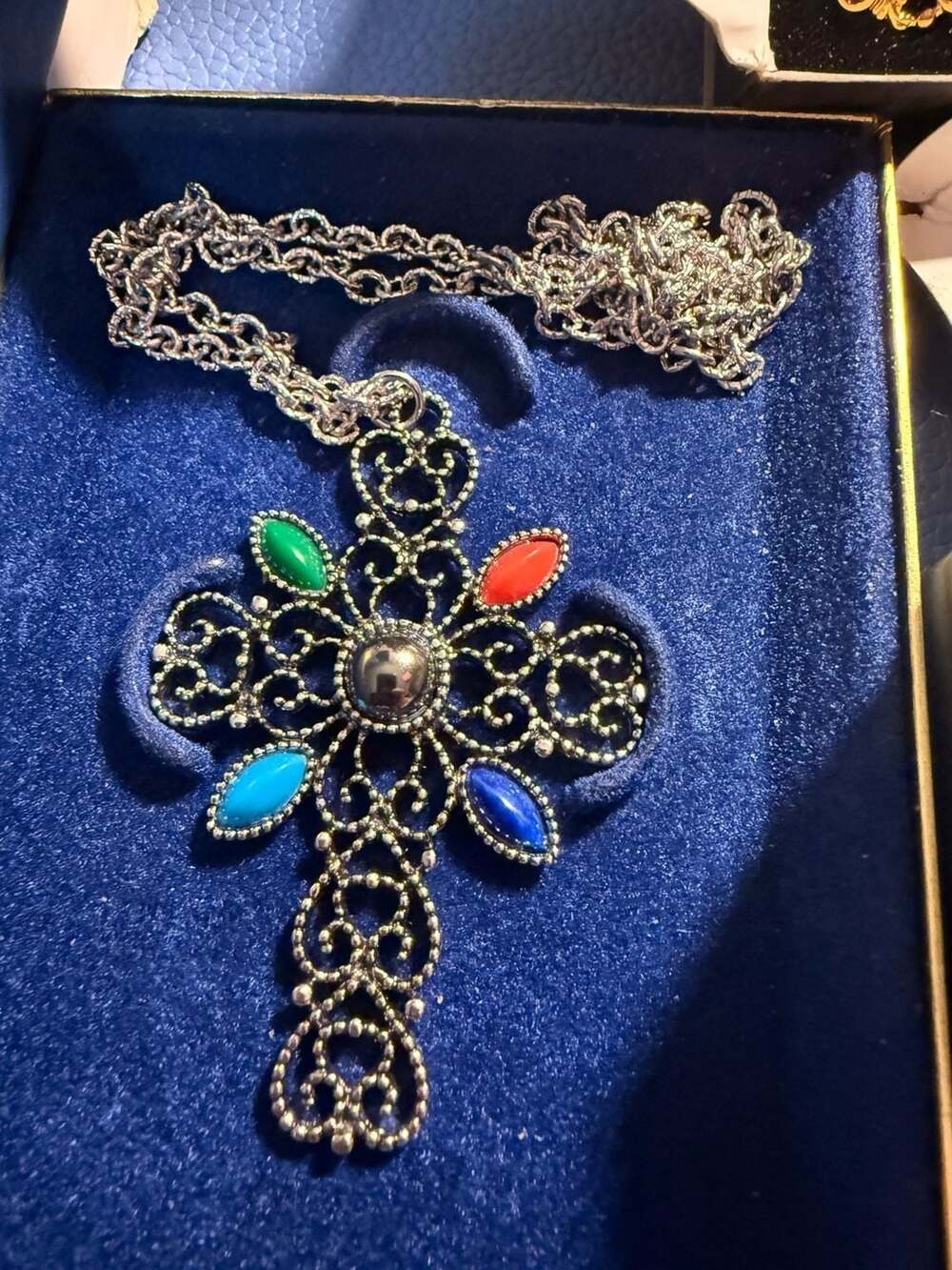 Large Vintage 1990s Avon Jewelry Collection, 12-Piece Lot, Cameo, Cross, Earring - Picture 3 of 8
